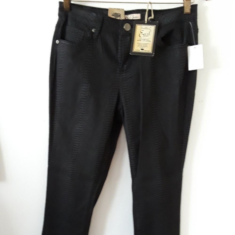 Es un pantalón  lastisado negro